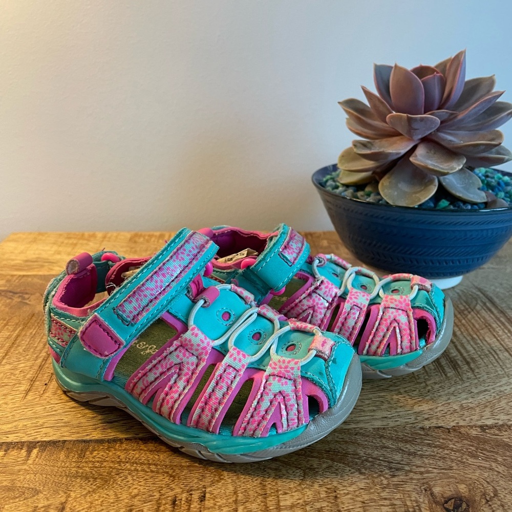 Cat & Jack Girls’ size 6 Velcro waterproof closed-toed sandals.